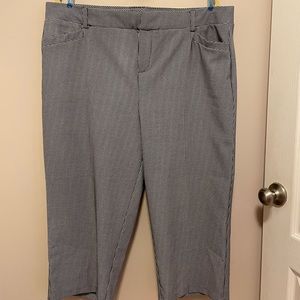 Torrid Black and White Houndstooth Wide Leg Capri Dress Pant